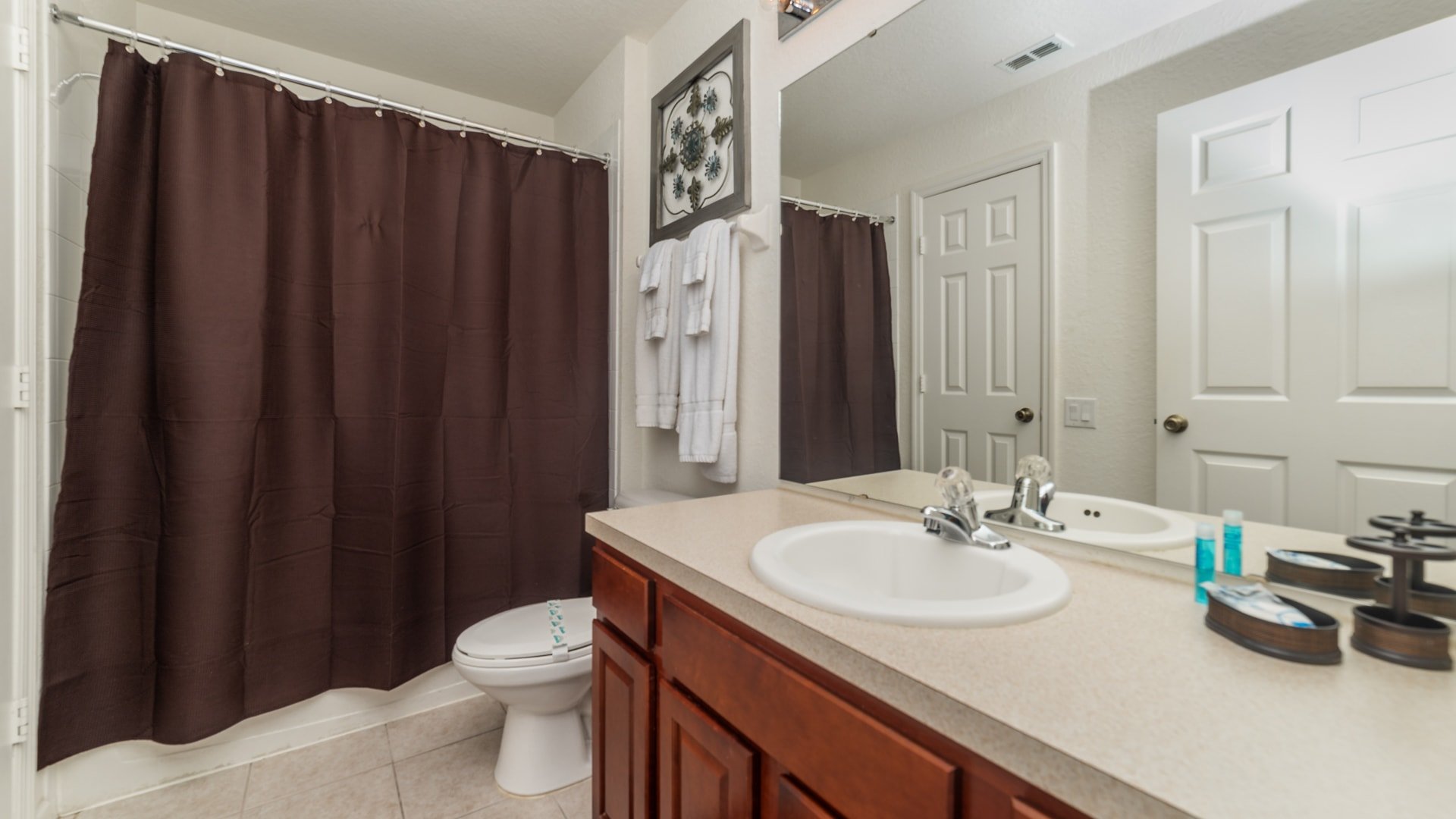 Queen Suite Bathroom 3
Downstairs
Tub/Shower Combo