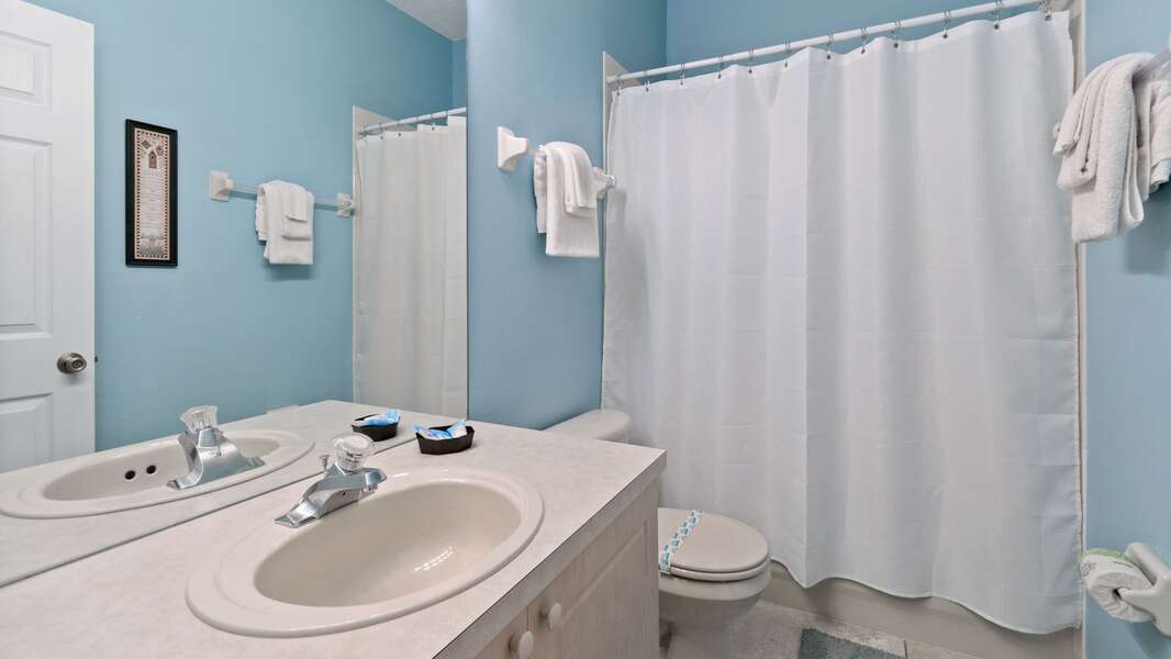 Hall Bathroom 2
Tub/Shower Combo