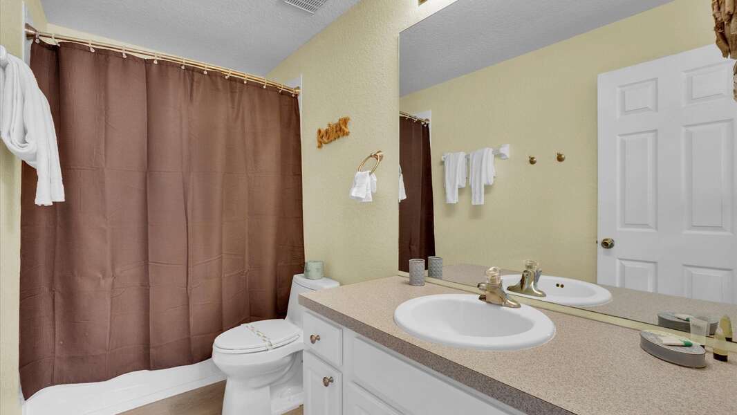 Two Twins Suite Bathroom 5
Tub/Shower Combo