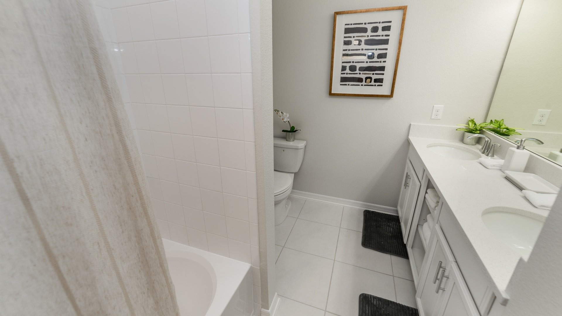 Hall Bathroom
Tub/Shower Combo