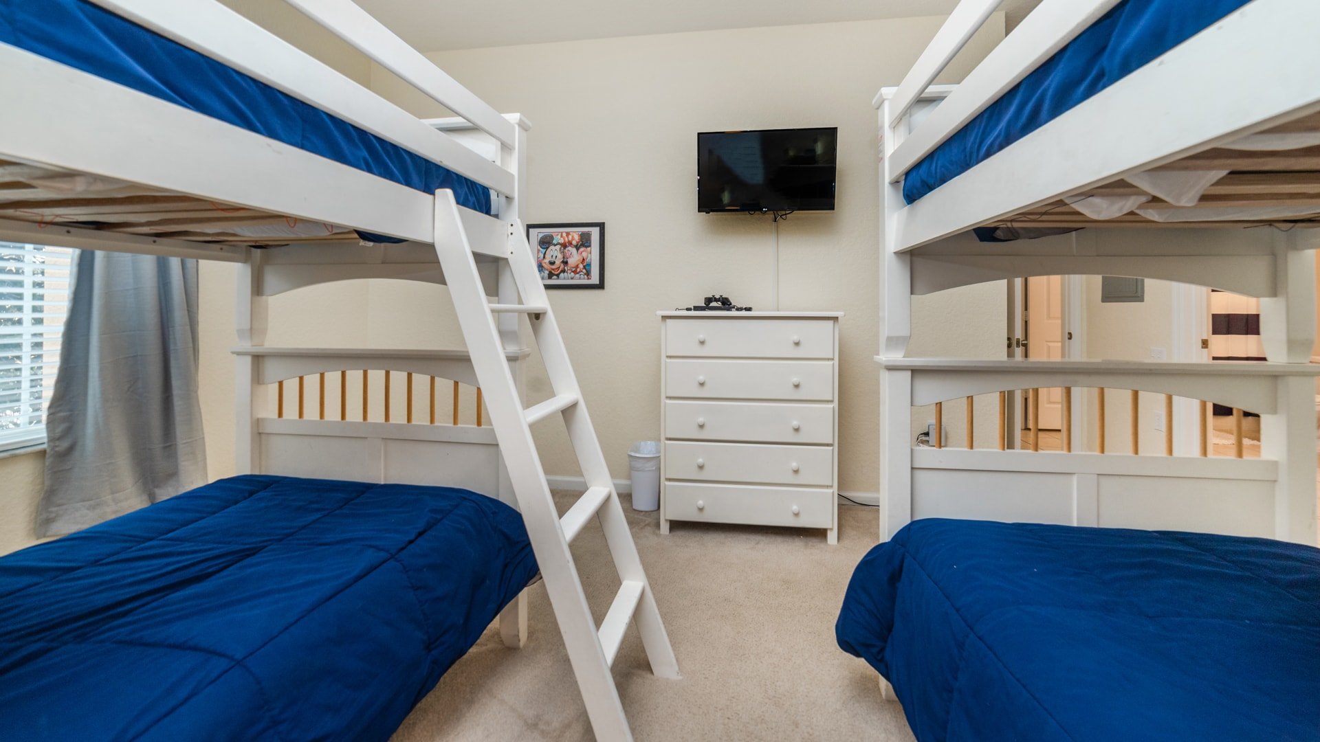 Two Twin/Twin Bunkbeds
Bedroom 2 (Angle)
32