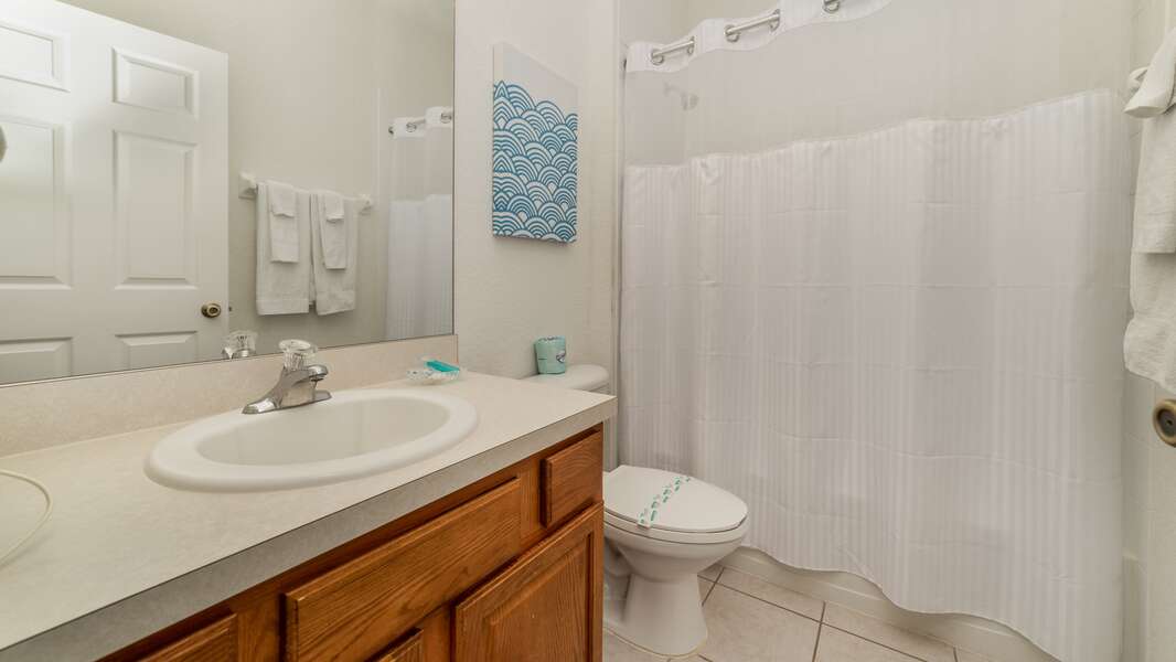 Two Twins Bathroom (Bed 4) (Tub/Shower Combo)