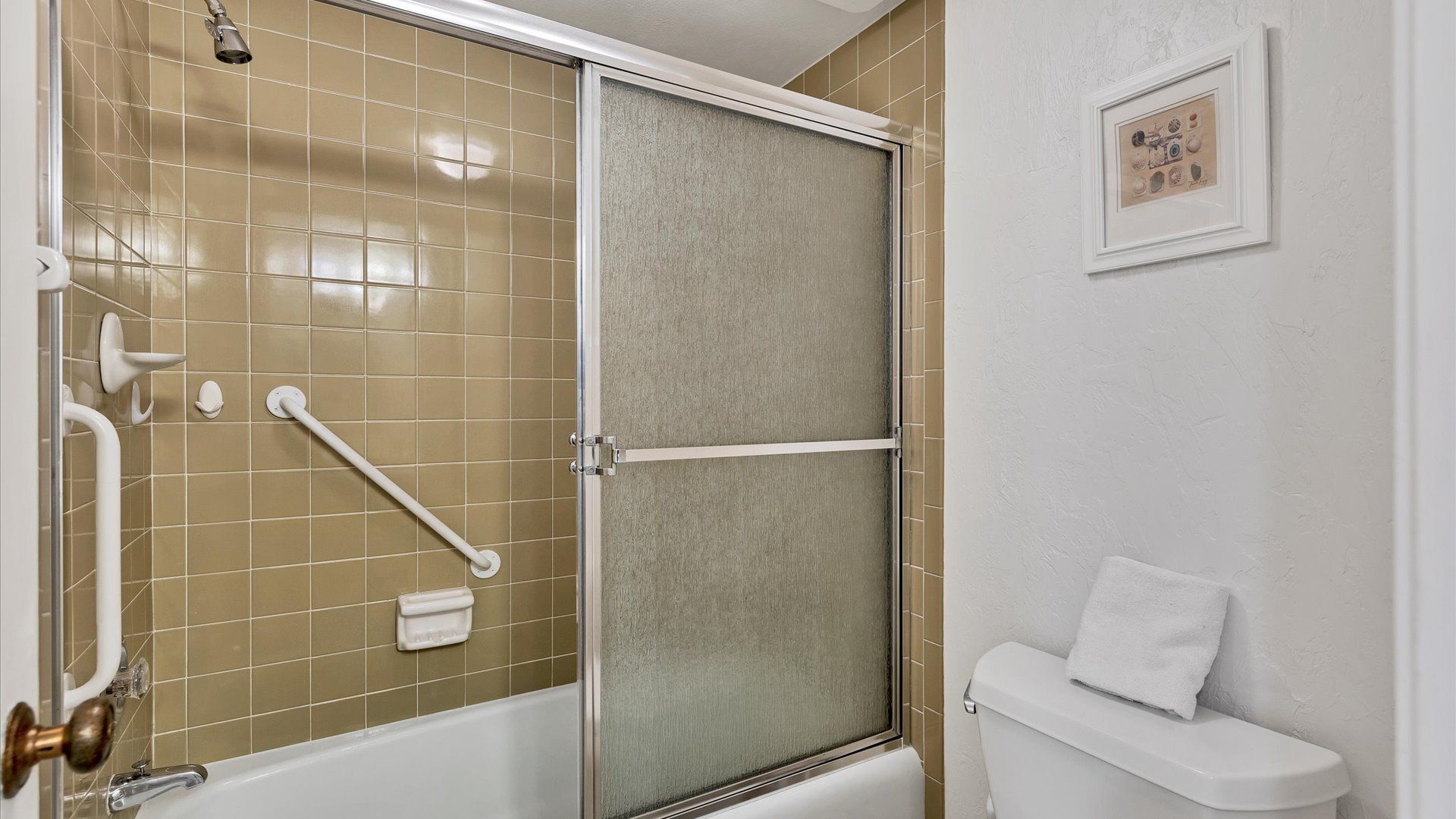 Master Bathroom (Angle)
Tub/Shower Combo