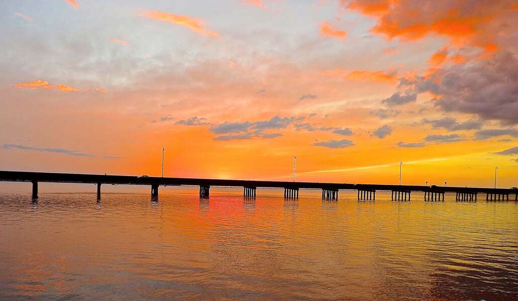Sonnenuntergang über der Brücke der Route 41 am Charlotte Harbor
