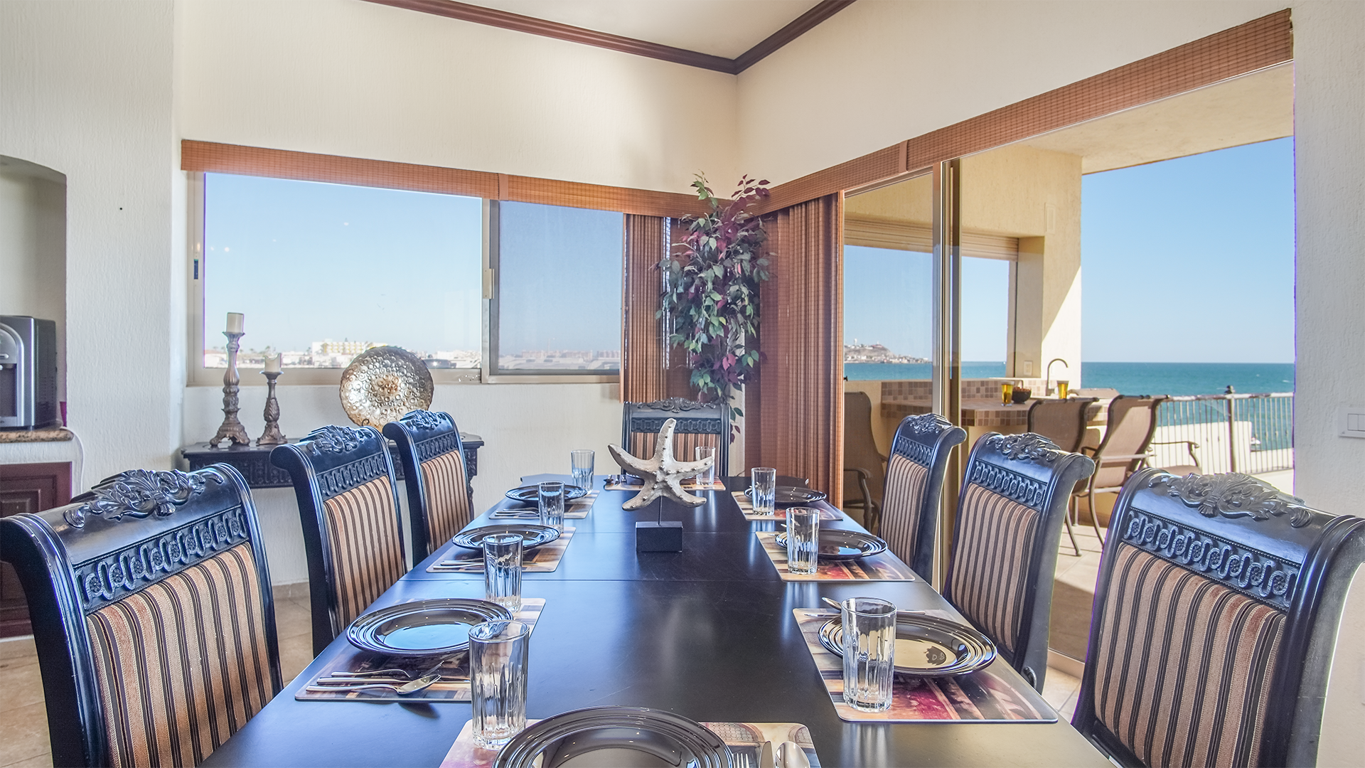 Eight guests can enjoy the spacious dining table.