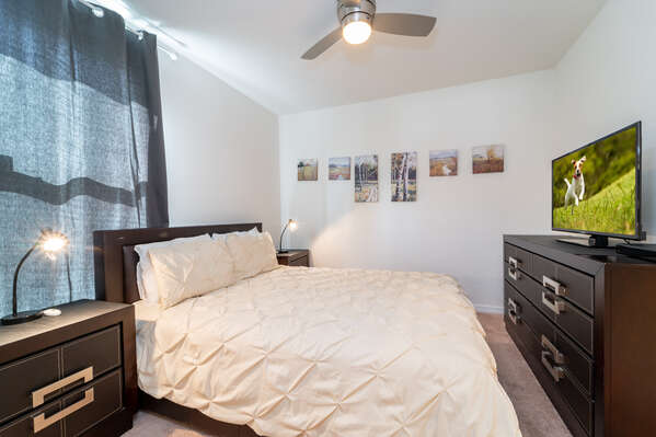 Bedroom 3 with queen size bed and flatscreen TV