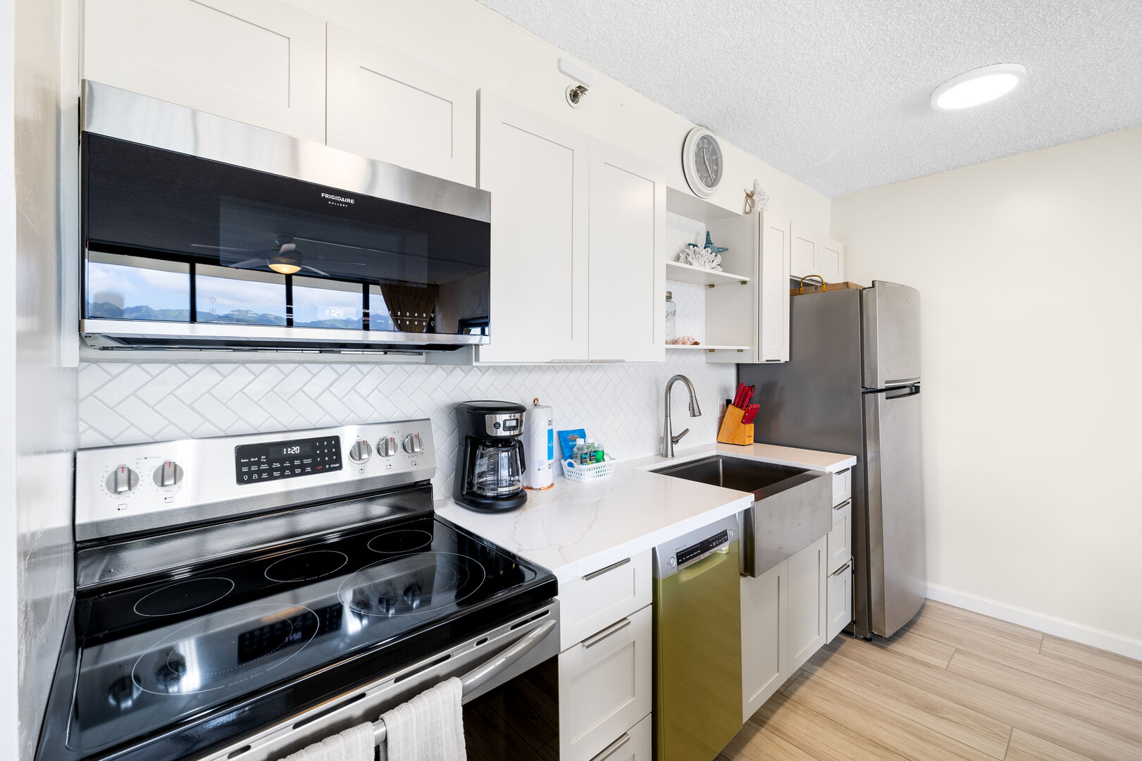 Enjoy preparing your meals in this fully-equipped kitchen!