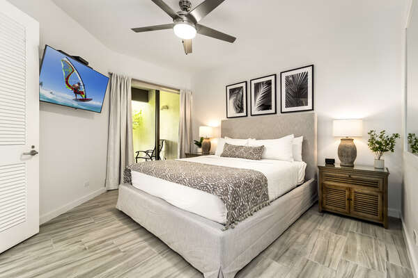 Bedroom with Private Lanai, Large Bed and Smart TV