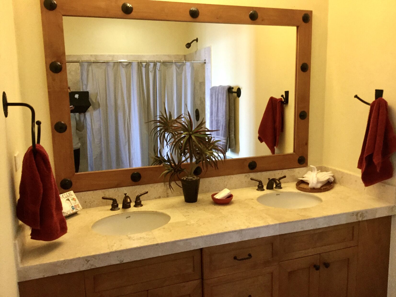 Full Bathroom / Vanity Mirror / Shower / Sinks