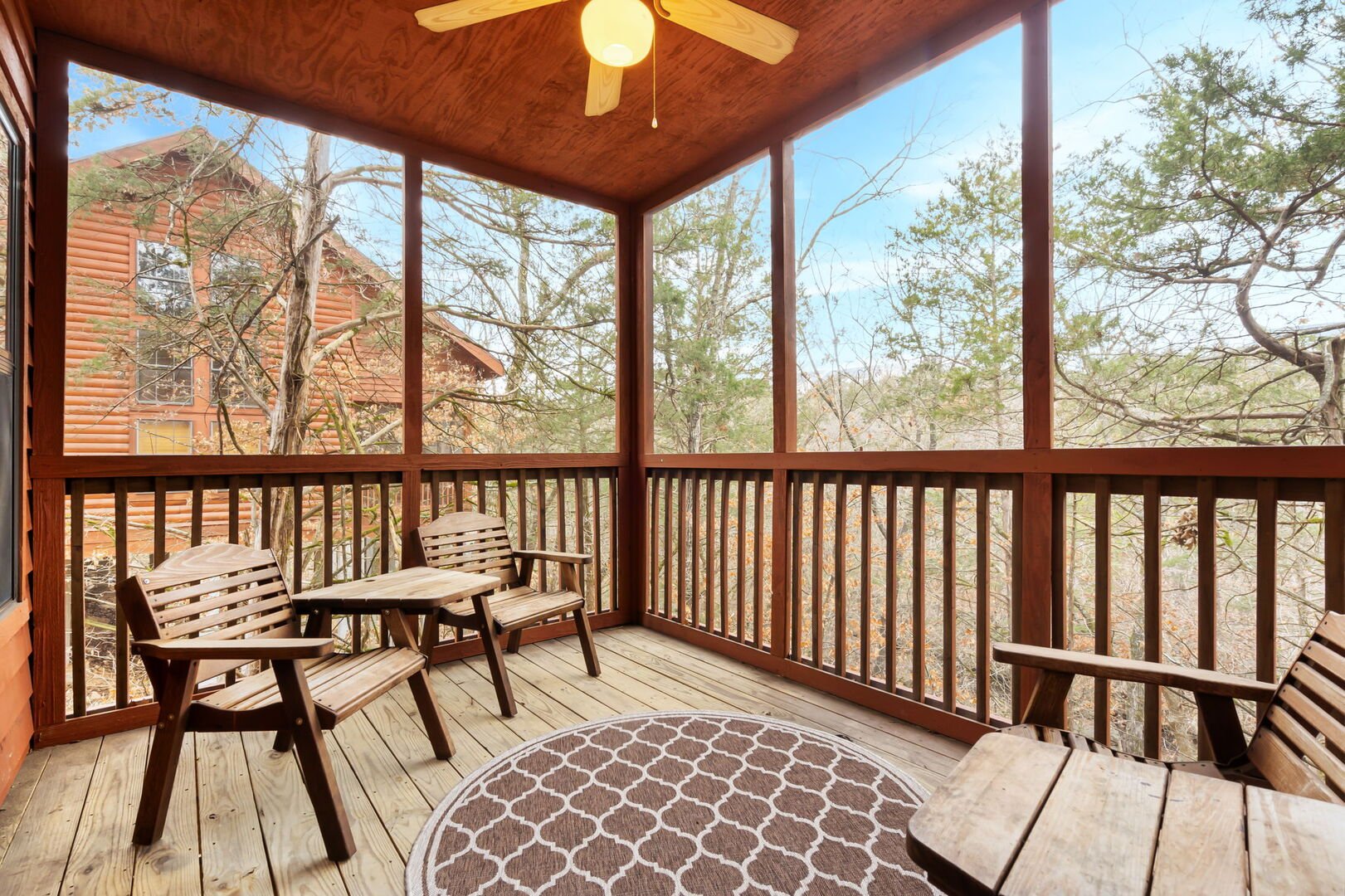 2 Bed, 2 Bath Cabin with Fireplace & Screened Balcony