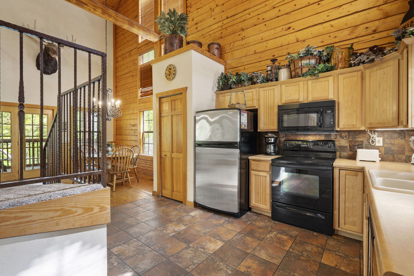 2 BR, 2 BA Cedar Log Cabin with Fireplace & Full Kitchen