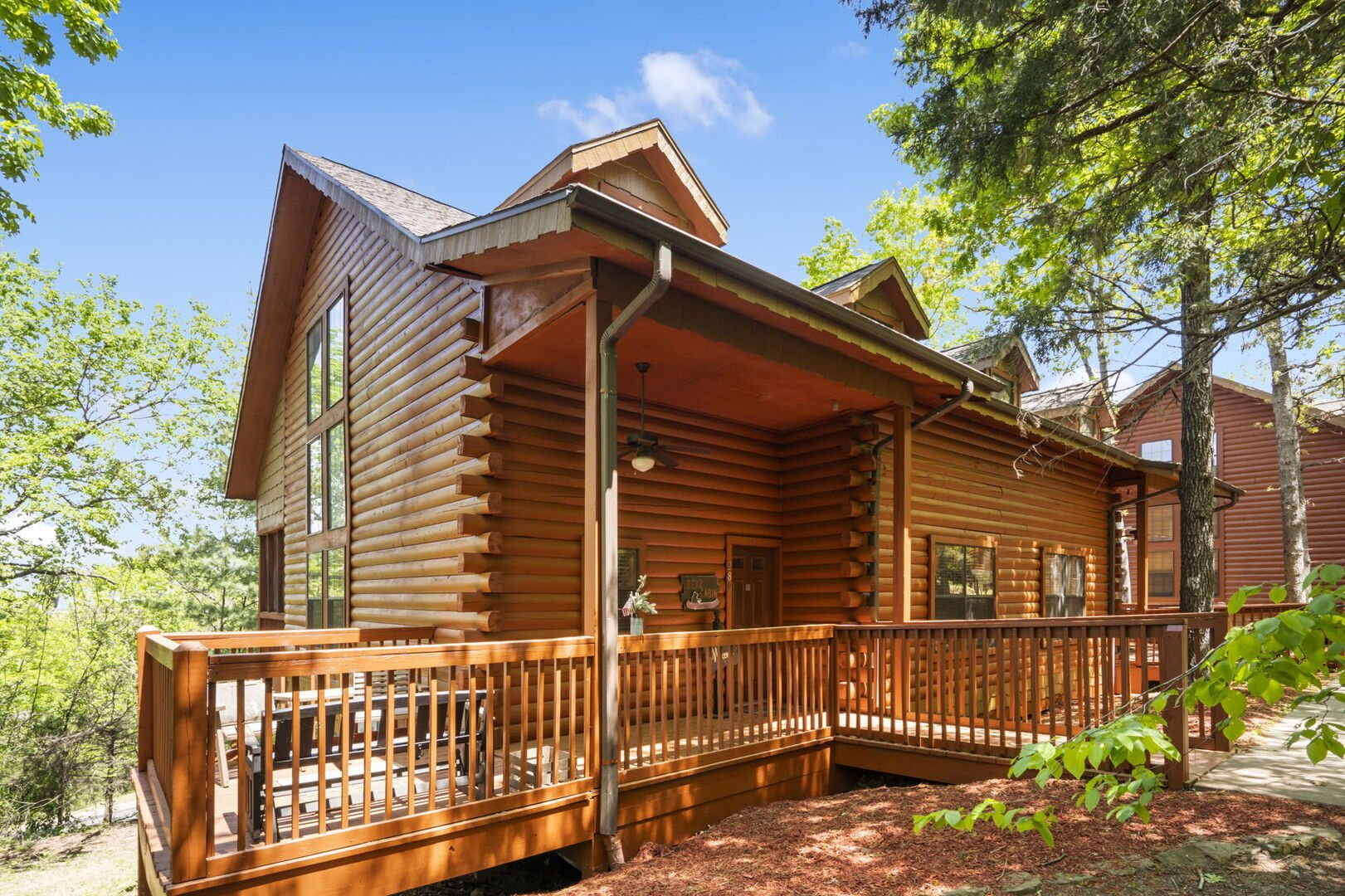 2 Bed, 2 Bath Log Cabin in the Heart of Branson