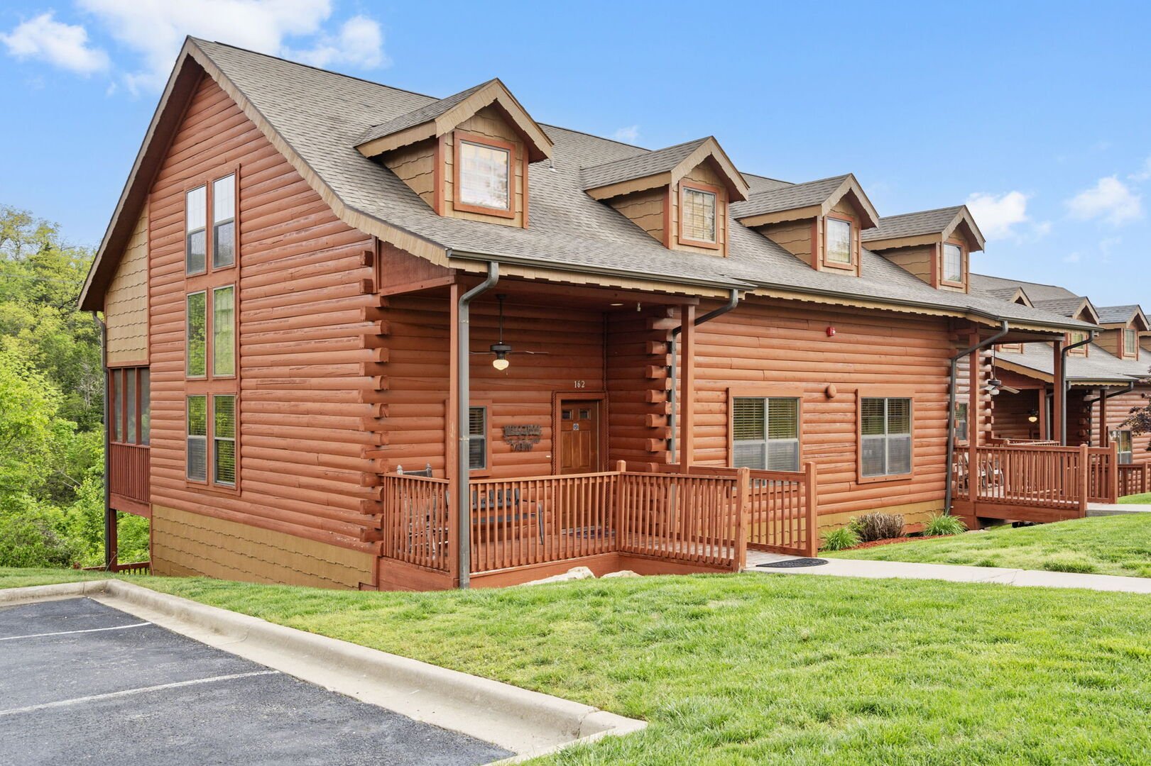 4 Bed + Loft, 3 Bath Cabin with Fireplace & Balcony