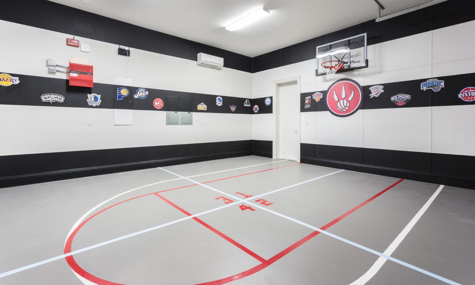 [amenities:Basketball-Court:3] Basketball Court