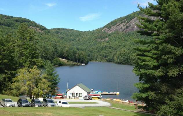 Sapphire Valley Amenities: Lake Fairfield access, kayak, canoe, paddle boat, sailboat rentals, swimming area, walking trail, picnic tables.
