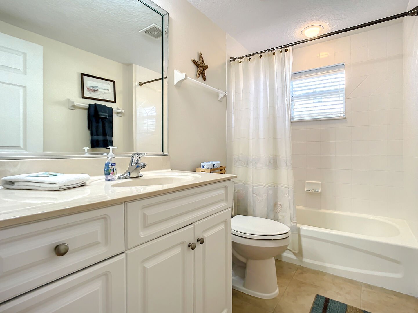 Guest bathroom with tub/shower