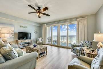 Very spacious living room with view of the Gulf, entrance to the balcony and a sleeper sofa.
