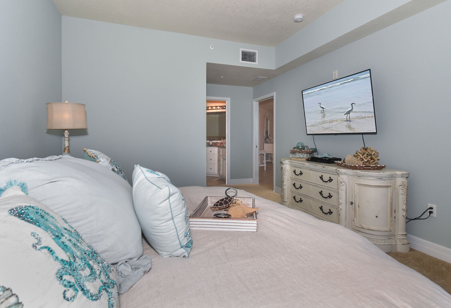 Guest bedroom with Flat screen TV
