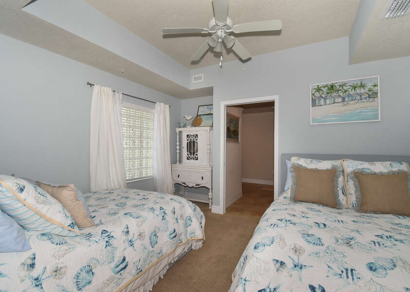 Guest bedroom with 2 twin beds