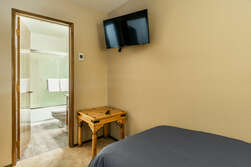 Bedroom #2- Queen bed and twin bed, flat screen tv 32 inch smart tv, en suite full bathroom.