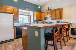 Fully equipped kitchen, 3 barstools at kitchen counter
