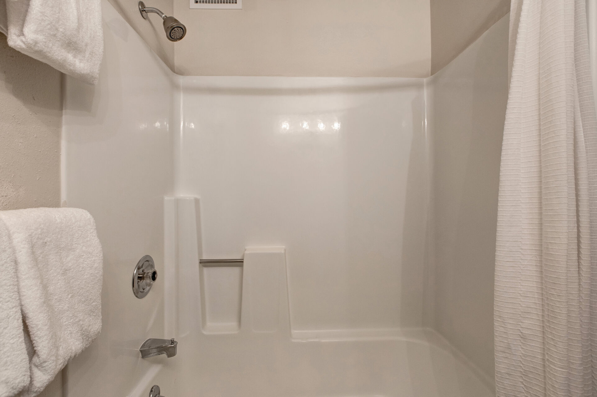 Bunk Room Bathroom with tub/shower combo