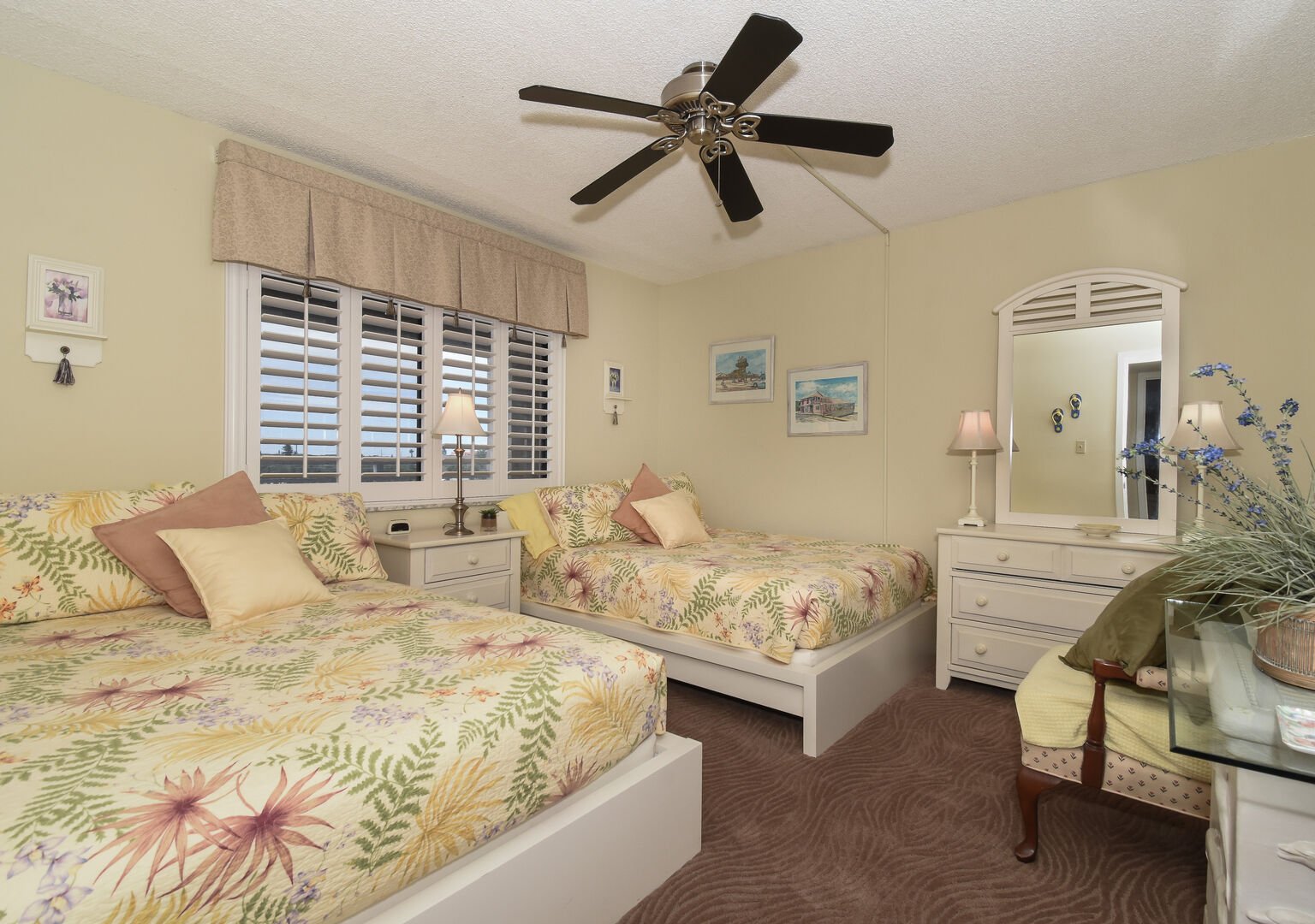 Guest bedroom with 2 beds