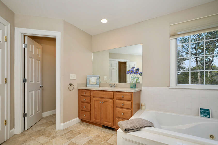 Full bathroom ensuite to Bedroom 1 - 1 Somerset Road Harwich Cape Cod - New England Vacation Rentals