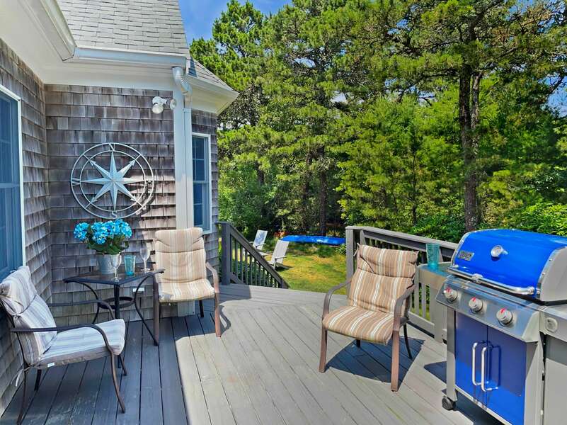 Additional seating for conversations with the cook - 1 Somerset Road Harwich Cape Cod - New England Vacation Rentals