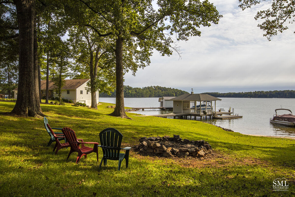 Flat Lot, wide water Views and Firepit