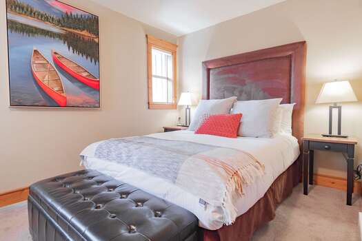 Primary bedroom: Queen bed