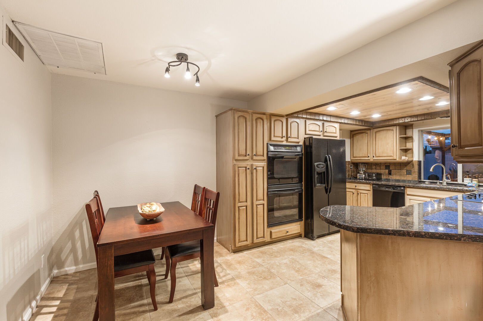 Fully Equipped Kitchen w/ Dining Nook