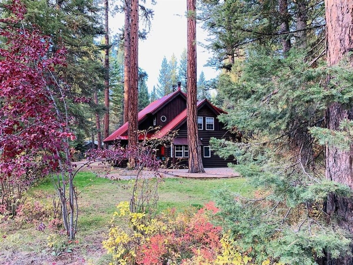 Rocky Shore Escape - Payette Lake, second tier home. Just a short stroll to the beach