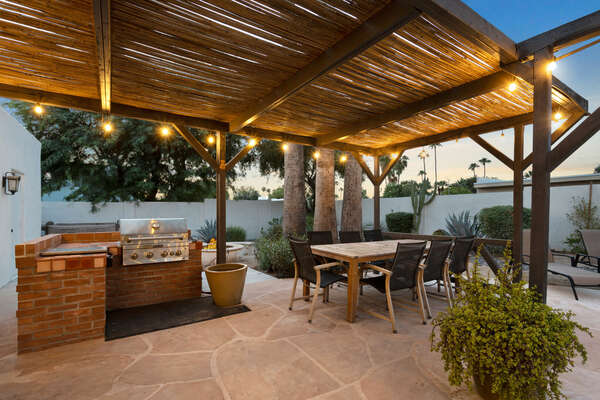 Outdoor Dining Area & Grill