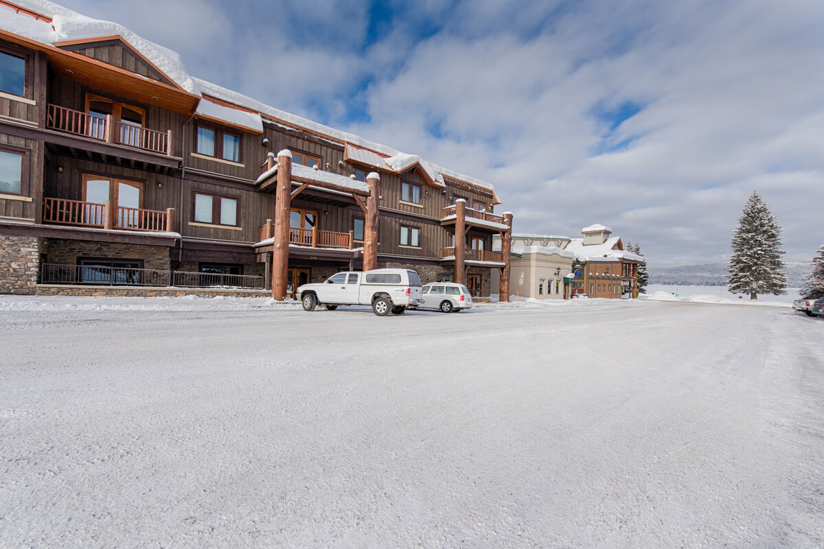 Located downtown next to the ice and event center,short walk to lake.