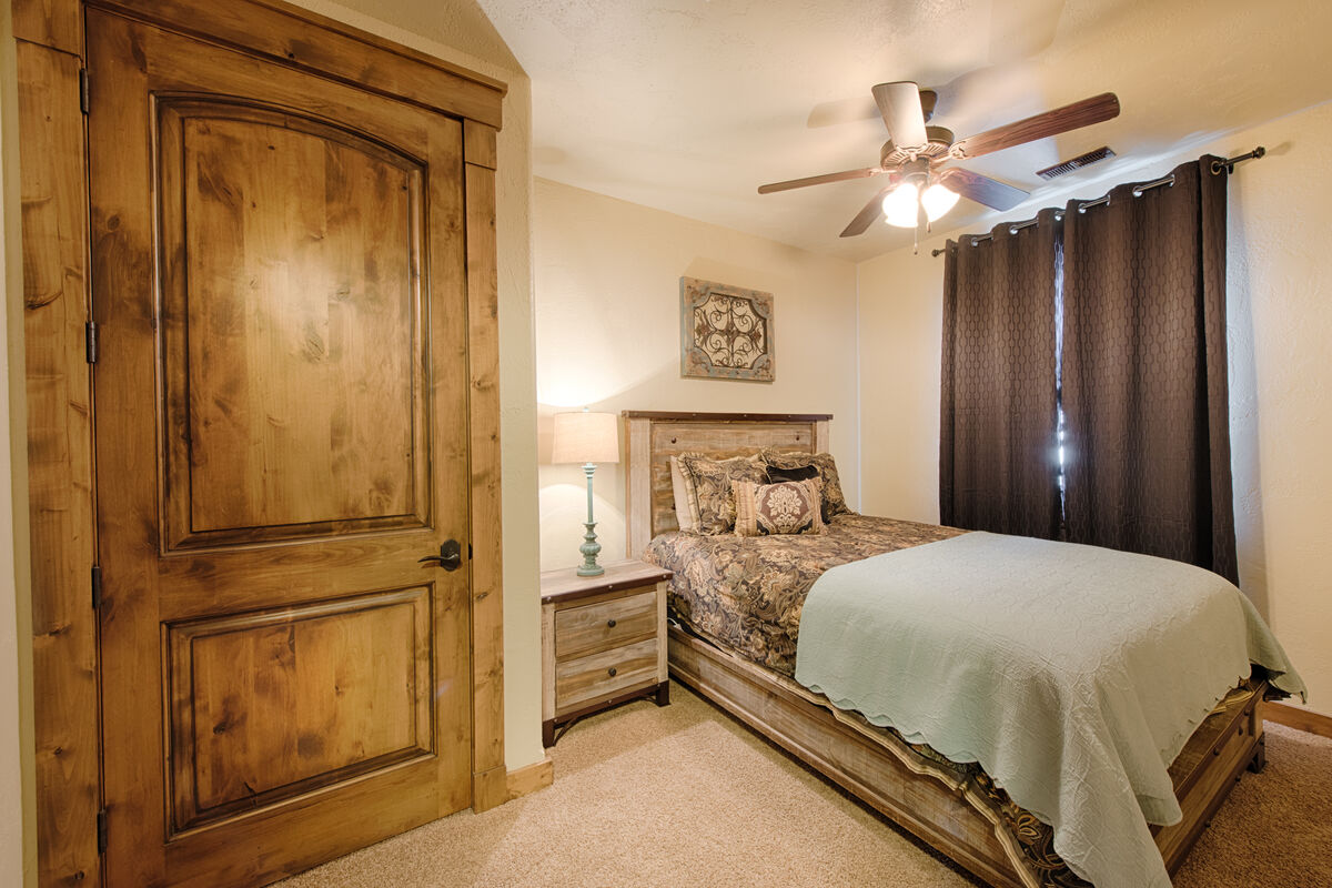 Guest bedroom with Queen bed.