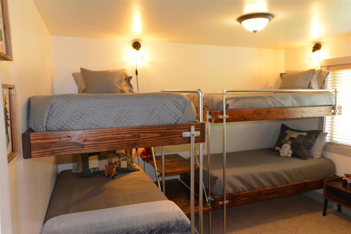 Upstairs guest bedroom with 2 twin/twin bunk sets.
