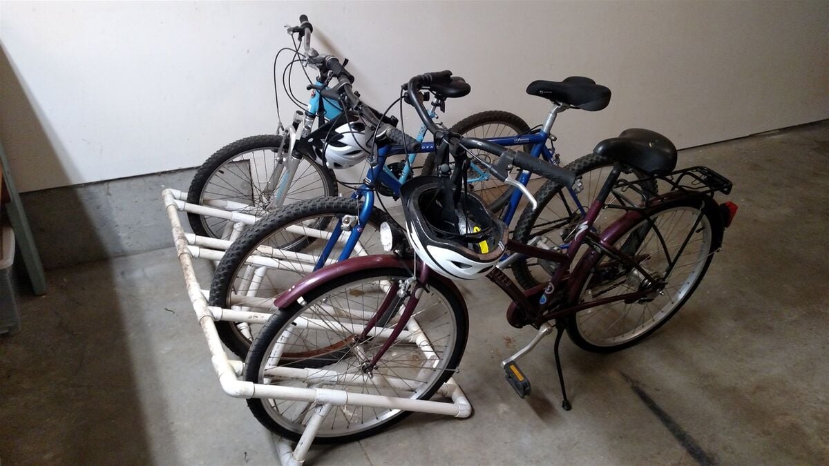 Bikes in garage for guest use. Ponderosa trails nearby.