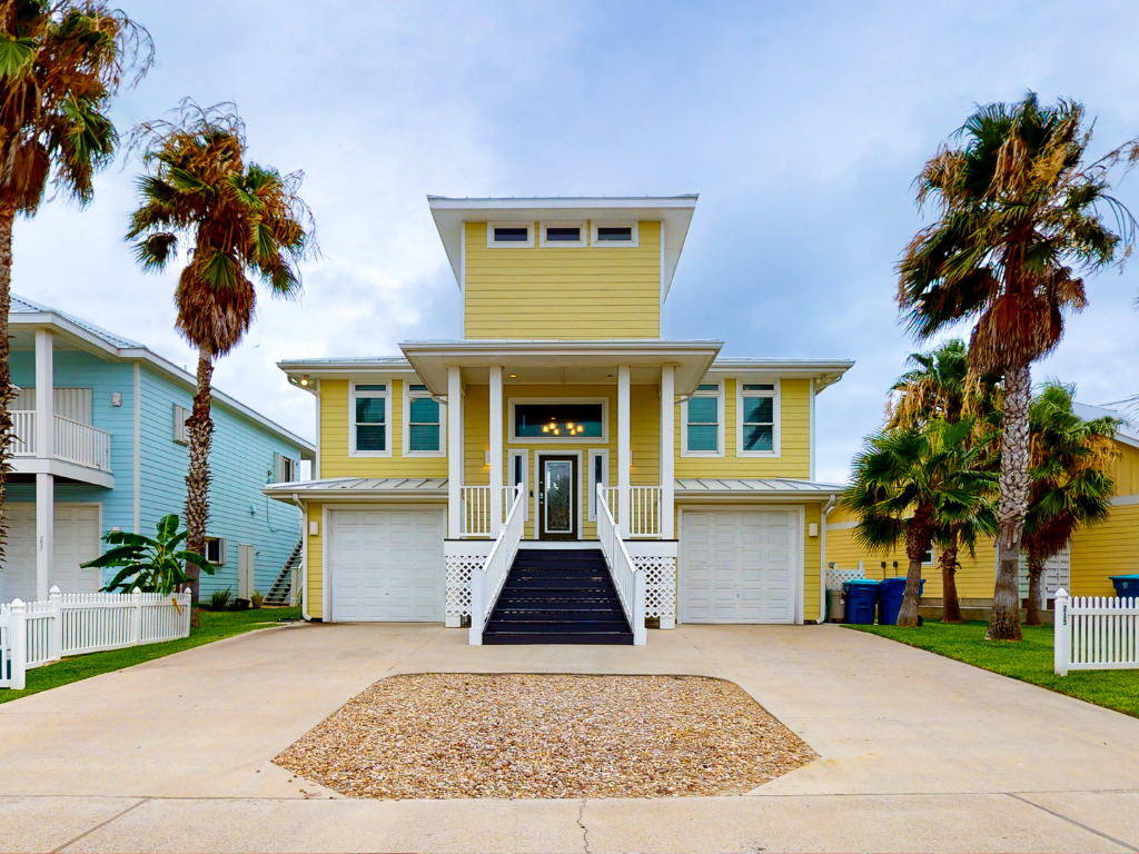 RD215 Large Home in Gulf Side Neighborhood, Shared Pool, Boardwalk to Beach and Golf Cart Included!