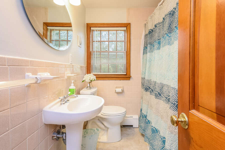 Bathroom #2 - Upper Level Full Bathroom with shower/tub combo - 2 Cove Road Harwich Cape Cod - New England Vacation Rentals- #BookNEVRDirectCozyCove