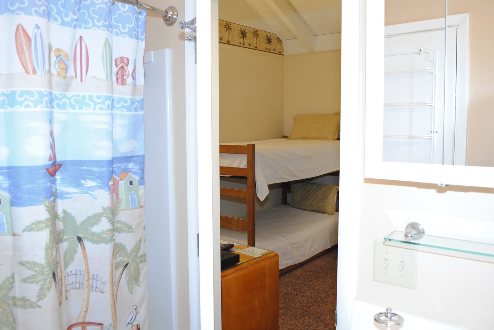 Shared Bathroom (Queen and Bunk Room)