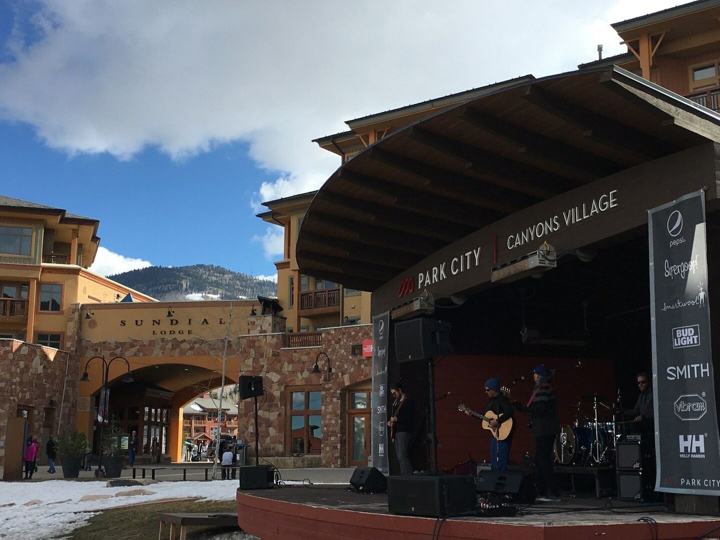 Free concerts take place immediately outside spring skiing and summer