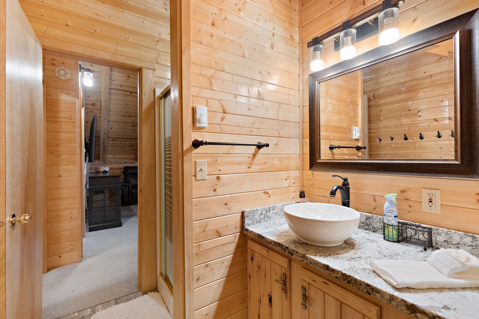 Grand Point Lodge ~ shared bathroom on upper level