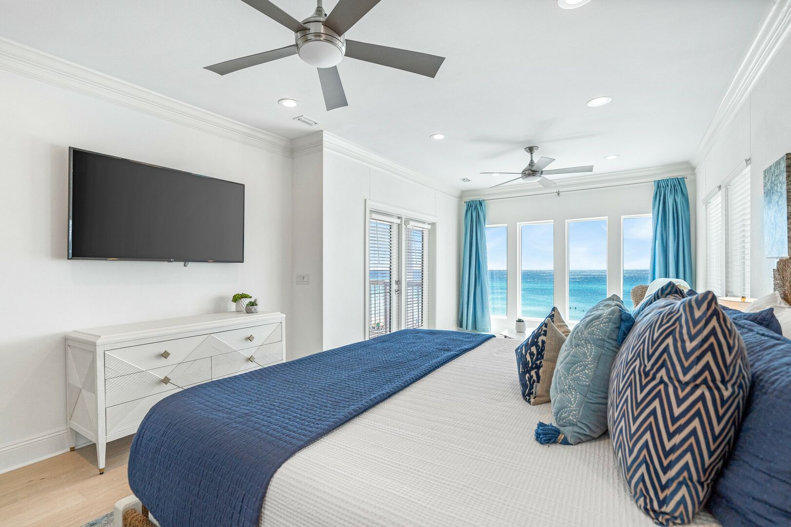 2nd floor Gulf front King suite with private bathroom and balcony