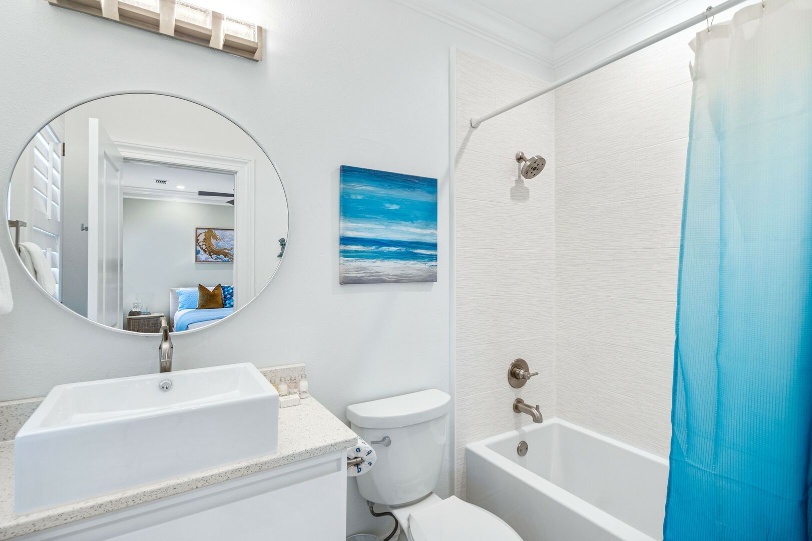 Mermaid Room private bathroom with tub/shower