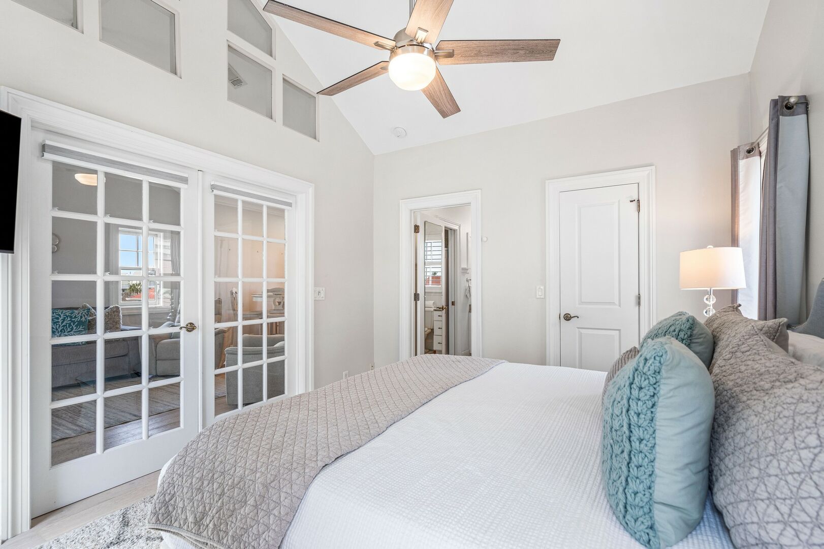 2nd-floor detached carriage house with kitchenette, laundry room, bathroom and king bedroom