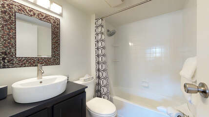 Primary ensuite w/ shower/tub combo