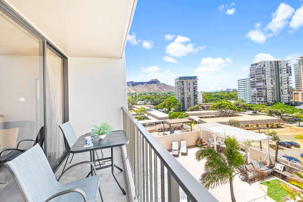 Relax at your own balcony and enjoy the Diamond Head view!