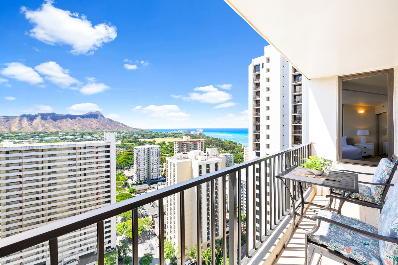 Have a refreshing view of the Diamond head and ocean from your own private lanai!