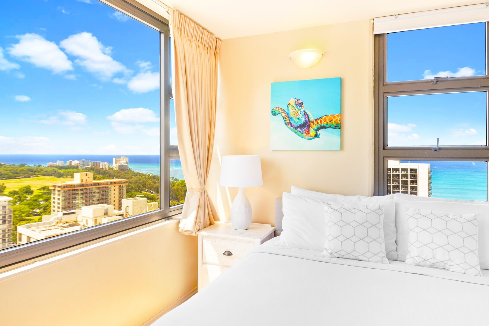 Relax on your king-size bed while enjoying the beautiful view of the Diamond head mountain and the ocean!